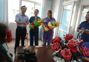 Phó chủ tịch UBND Đặng Ngọc Dũng thăm tặng hoa tại Bệnh viện Sản Nhi nhân ngày Quốc tế phụ nữ 8-3