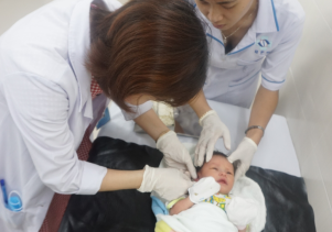 Dịch vụ bấm lỗ tai “làm đẹp” cho trẻ sơ sinh