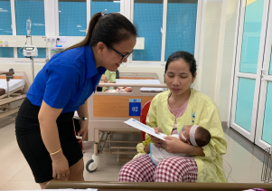 Đoàn thanh niên Bệnh viện Sản-Nhi tỉnh Quảng Ngãi tặng quà trung thu cho bệnh nhi có hoàn cảnh khó khăn