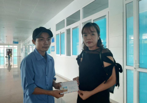 Trao tặng tiền của nhà hảo tâm đến trường hợp cháu bé bị viêm da bội nhiễm nặng (TH06)