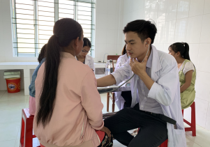 Đoàn y, bác sĩ Bệnh viện Sản-Nhi khám từ thiện tại huyện Ba Tơ