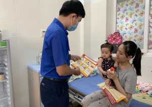 Phát miễn phí 300 chai nước rửa tay cho bệnh nhân