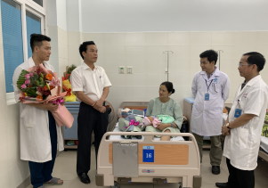 Phó chủ tịch UBND tỉnh Đặng Ngọc Dũng tặng hoa mừng ca sinh thụ tinh nhân taọ đầu tiên thành công