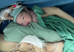 HAI THAI PHỤ CHUYỂN DẠ TRÊN CHUYẾN TÀU ĐƯA CÔNG DÂN VỀ QUÊ