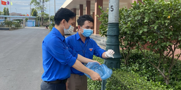 Đoàn thanh niên Bệnh viện Sản-Nhi tổ chức hoạt động dọn dẹp vệ sinh khuôn viên bệnh viện