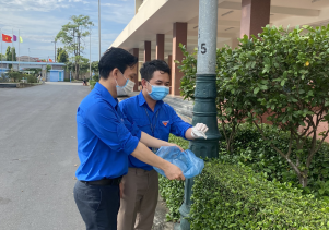 Đoàn thanh niên Bệnh viện Sản-Nhi tổ chức hoạt động dọn dẹp vệ sinh khuôn viên bệnh viện