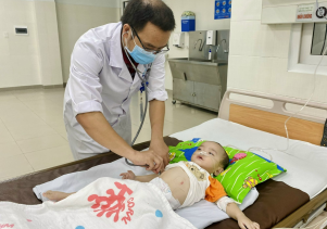 Cứu sống bé trai 9 tháng tuổi nguy kịch vì sặc sữa