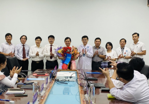 Trao Quyết định bổ nhiệm Phó giám đốc Bệnh viện Sản Nhi tỉnh.