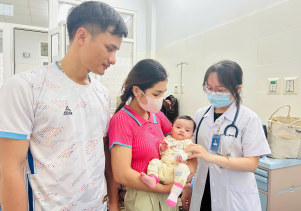 Tái khám tim sau phẫu thuật.