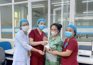 4 EM BÉ SINH NON KHỎE MẠNH ĐƯỢC XUẤT VIỆN TRONG NIỀM VUI CỦA GIA ĐÌNH