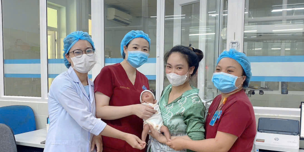 4 EM BÉ SINH NON KHỎE MẠNH ĐƯỢC XUẤT VIỆN TRONG NIỀM VUI CỦA GIA ĐÌNH