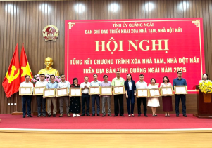 BỆNH VIỆN SẢN – NHI NHẬN BẰNG KHEN CỦA CHỦ TỊCH UBND TỈNH QUẢNG NGÃI