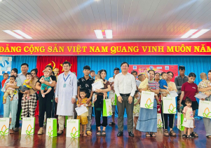 Tặng quà Trung thu cho các bệnh nhi tại Bệnh viện Sản – Nhi tỉnh Quảng Ngãi