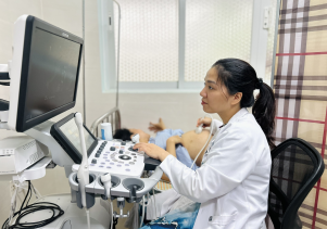 Bác sĩ BVSN tỉnh tăng cường công tác Lý Sơn mùa mưa bão