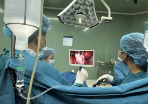 Nhiều trường hợp trẻ vị thành niên nhập viện cấp cứu vì U nang buồng trứng.