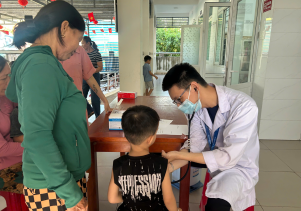 Gần 100 phụ nữ và trẻ em được khám, tư vấn sức khỏe miễn phí tại xã Bình Sơn