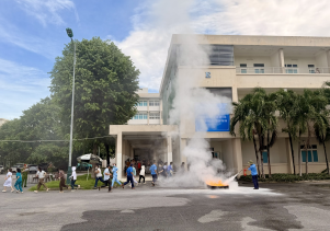 Thực tập phương án chữa cháy, cứu nạn, cứu hộ tại Bệnh viện Sản – Nhi tỉnh.