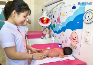 Tắm cho trẻ sơ sinh bằng hệ thống nước khử trùng bởi tia UV