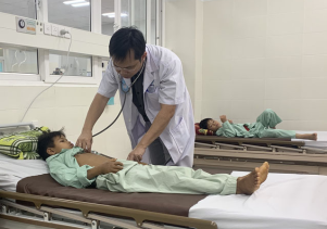 Cứu chữa kịp thời 2 bệnh nhân nhi bị rắn lục đuôi đỏ cắn